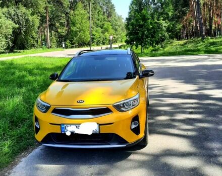 Желтый Киа Stonic, объемом двигателя 1.4 л и пробегом 9600 тыс. км за 16500 $, фото 1 на Automoto.ua