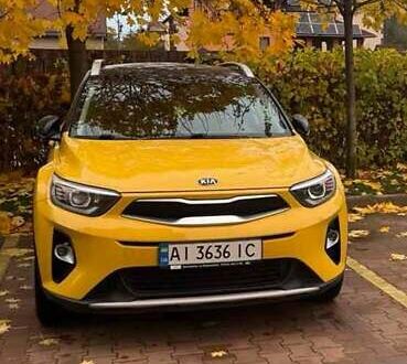 Желтый Киа Stonic, объемом двигателя 1.37 л и пробегом 39 тыс. км за 18000 $, фото 1 на Automoto.ua