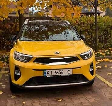 Желтый Киа Stonic, объемом двигателя 1.37 л и пробегом 39 тыс. км за 18000 $, фото 1 на Automoto.ua