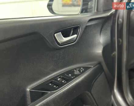 Серый Киа Stonic, объемом двигателя 1.4 л и пробегом 137 тыс. км за 11850 $, фото 65 на Automoto.ua