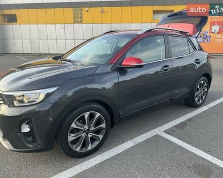 Серый Киа Stonic, объемом двигателя 1.37 л и пробегом 76 тыс. км за 18000 $, фото 2 на Automoto.ua