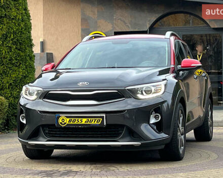Серый Киа Stonic, объемом двигателя 1.37 л и пробегом 83 тыс. км за 18500 $, фото 2 на Automoto.ua