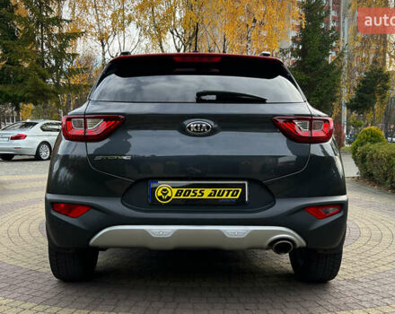 Серый Киа Stonic, объемом двигателя 1.37 л и пробегом 83 тыс. км за 18500 $, фото 5 на Automoto.ua