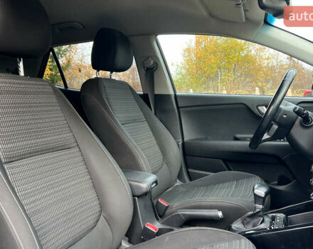 Серый Киа Stonic, объемом двигателя 1.37 л и пробегом 83 тыс. км за 18500 $, фото 19 на Automoto.ua