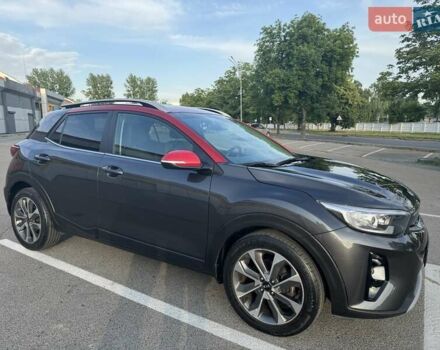 Серый Киа Stonic, объемом двигателя 1.37 л и пробегом 76 тыс. км за 18000 $, фото 1 на Automoto.ua