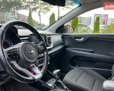 Серый Киа Stonic, объемом двигателя 1.37 л и пробегом 83 тыс. км за 18500 $, фото 9 на Automoto.ua