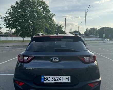 Серый Киа Stonic, объемом двигателя 1.37 л и пробегом 76 тыс. км за 18000 $, фото 3 на Automoto.ua