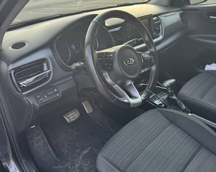 Серый Киа Stonic, объемом двигателя 1.37 л и пробегом 76 тыс. км за 18000 $, фото 5 на Automoto.ua