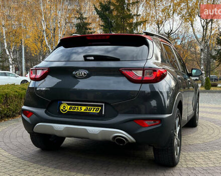Серый Киа Stonic, объемом двигателя 1.37 л и пробегом 83 тыс. км за 18500 $, фото 6 на Automoto.ua