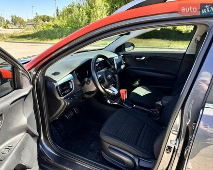 Серый Киа Stonic, объемом двигателя 1.37 л и пробегом 57 тыс. км за 19500 $, фото 14 на Automoto.ua