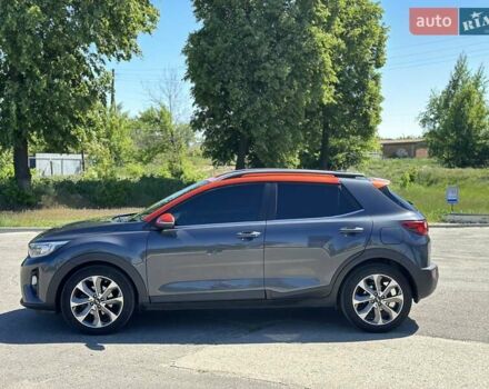Серый Киа Stonic, объемом двигателя 1.37 л и пробегом 57 тыс. км за 19500 $, фото 2 на Automoto.ua