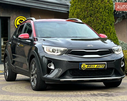 Серый Киа Stonic, объемом двигателя 1.37 л и пробегом 83 тыс. км за 18500 $, фото 1 на Automoto.ua
