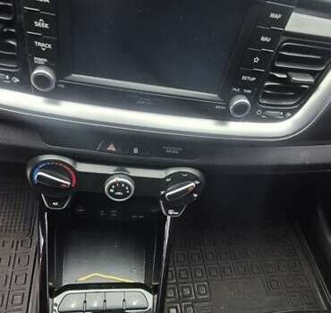 Синий Киа Stonic, объемом двигателя 1.6 л и пробегом 130 тыс. км за 15300 $, фото 1 на Automoto.ua