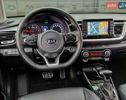 Синий Киа Stonic, объемом двигателя 1.6 л и пробегом 144 тыс. км за 15955 $, фото 1 на Automoto.ua