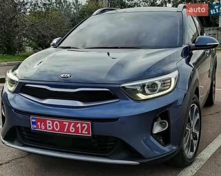 Синий Киа Stonic, объемом двигателя 1.6 л и пробегом 134 тыс. км за 16555 $, фото 3 на Automoto.ua