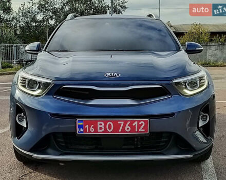 Синий Киа Stonic, объемом двигателя 1.6 л и пробегом 134 тыс. км за 16555 $, фото 2 на Automoto.ua
