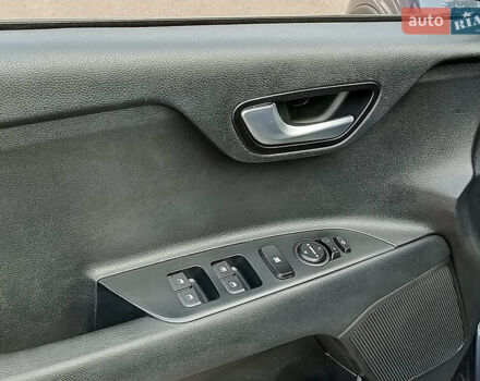 Синий Киа Stonic, объемом двигателя 1.6 л и пробегом 134 тыс. км за 16555 $, фото 12 на Automoto.ua