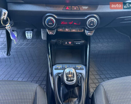 Зеленый Киа Stonic, объемом двигателя 1.37 л и пробегом 117 тыс. км за 11950 $, фото 38 на Automoto.ua