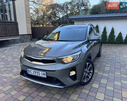 Зеленый Киа Stonic, объемом двигателя 1.37 л и пробегом 117 тыс. км за 11950 $, фото 4 на Automoto.ua