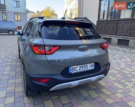 Зеленый Киа Stonic, объемом двигателя 1.37 л и пробегом 117 тыс. км за 11950 $, фото 6 на Automoto.ua