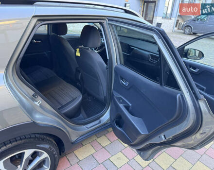 Зеленый Киа Stonic, объемом двигателя 1.37 л и пробегом 117 тыс. км за 11950 $, фото 25 на Automoto.ua