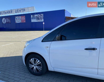 Белый Киа Венга, объемом двигателя 1.4 л и пробегом 217 тыс. км за 5700 $, фото 3 на Automoto.ua