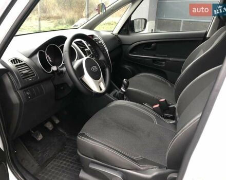 Білий Кіа Венга, об'ємом двигуна 1.4 л та пробігом 175 тис. км за 6300 $, фото 23 на Automoto.ua