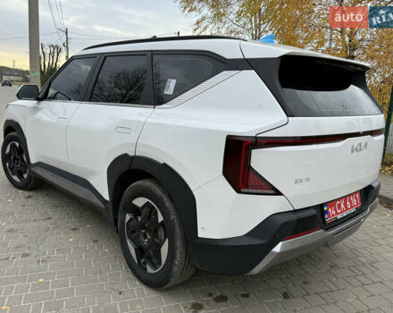 Белый Киа EV5, объемом двигателя 0 л и пробегом 28 тыс. км за 24999 $, фото 23 на Automoto.ua