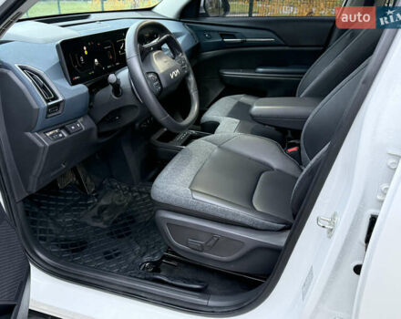Белый Киа EV5, объемом двигателя 0 л и пробегом 28 тыс. км за 24999 $, фото 34 на Automoto.ua