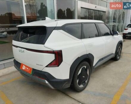Белый Киа EV5, объемом двигателя 0 л и пробегом 20 тыс. км за 23500 $, фото 3 на Automoto.ua