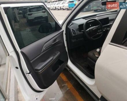 Белый Киа EV5, объемом двигателя 0 л и пробегом 20 тыс. км за 23500 $, фото 7 на Automoto.ua