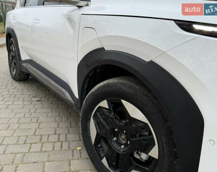Белый Киа EV5, объемом двигателя 0 л и пробегом 28 тыс. км за 24999 $, фото 35 на Automoto.ua
