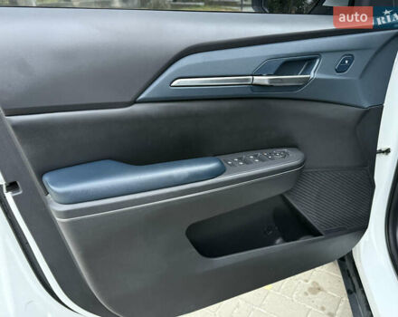 Белый Киа EV5, объемом двигателя 0 л и пробегом 28 тыс. км за 24999 $, фото 33 на Automoto.ua