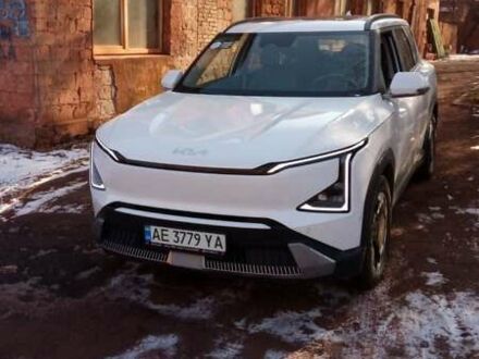 Кіа EV5 2024 у Кривому Розі на Automoto.ua Білий Кіа EV5, об'ємом двигуна 0 л та пробігом 20 тис. км за 27000 $, фото 1 на Automoto.ua
