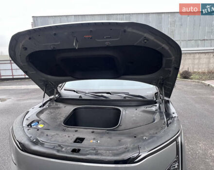 Серый Киа EV5, объемом двигателя 0 л и пробегом 32 тыс. км за 27500 $, фото 21 на Automoto.ua