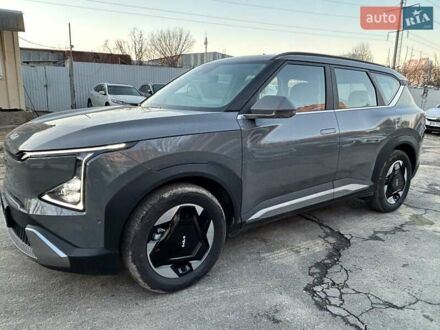 Кіа EV5 2024 у Одесі на Automoto.ua Сірий Кіа EV5, об'ємом двигуна 0 л та пробігом 1 тис. км за 28777 $, фото 1 на Automoto.ua