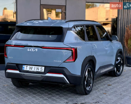 Синий Киа EV5, объемом двигателя 0 л и пробегом 19 тыс. км за 28500 $, фото 3 на Automoto.ua
