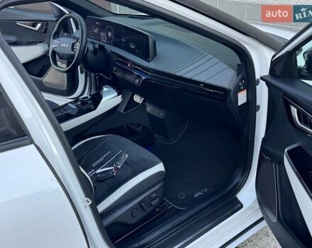 Белый Киа EV6, объемом двигателя 0 л и пробегом 160 тыс. км за 23900 $, фото 12 на Automoto.ua