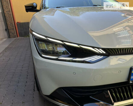 Белый Киа EV6, объемом двигателя 0 л и пробегом 56 тыс. км за 27000 $, фото 5 на Automoto.ua