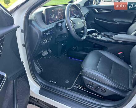 Білий Кіа EV6, об'ємом двигуна 0 л та пробігом 55 тис. км за 26900 $, фото 28 на Automoto.ua