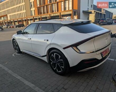 Белый Киа EV6, объемом двигателя 0 л и пробегом 58 тыс. км за 26000 $, фото 2 на Automoto.ua