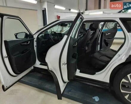 Белый Киа EV6, объемом двигателя 0 л и пробегом 182 тыс. км за 23900 $, фото 17 на Automoto.ua