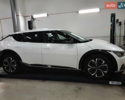 Белый Киа EV6, объемом двигателя 0 л и пробегом 182 тыс. км за 23900 $, фото 2 на Automoto.ua