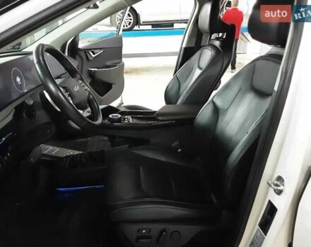 Белый Киа EV6, объемом двигателя 0 л и пробегом 182 тыс. км за 23900 $, фото 23 на Automoto.ua