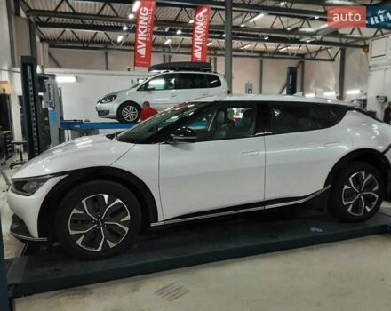 Белый Киа EV6, объемом двигателя 0 л и пробегом 182 тыс. км за 23900 $, фото 6 на Automoto.ua