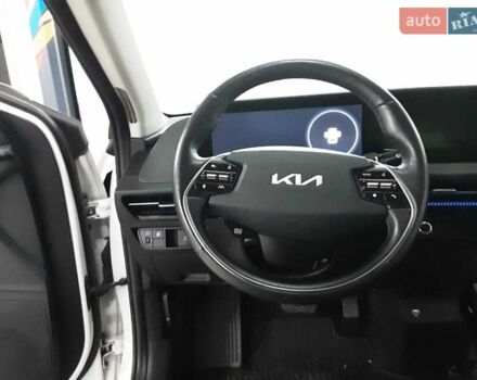 Белый Киа EV6, объемом двигателя 0 л и пробегом 182 тыс. км за 23900 $, фото 12 на Automoto.ua
