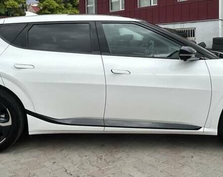 Белый Киа EV6, объемом двигателя 0 л и пробегом 7 тыс. км за 30999 $, фото 10 на Automoto.ua