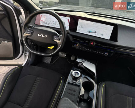 Белый Киа EV6, объемом двигателя 0 л и пробегом 8 тыс. км за 44500 $, фото 81 на Automoto.ua
