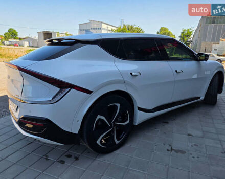Белый Киа EV6, объемом двигателя 0 л и пробегом 62 тыс. км за 29500 $, фото 3 на Automoto.ua