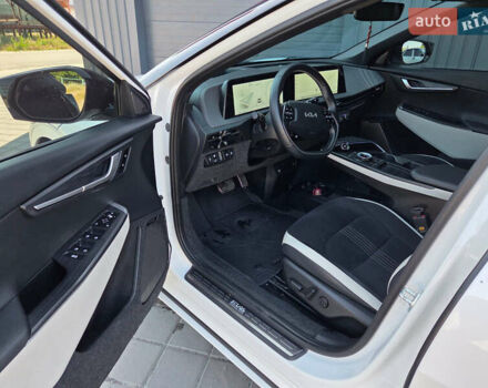Белый Киа EV6, объемом двигателя 0 л и пробегом 62 тыс. км за 29500 $, фото 10 на Automoto.ua
